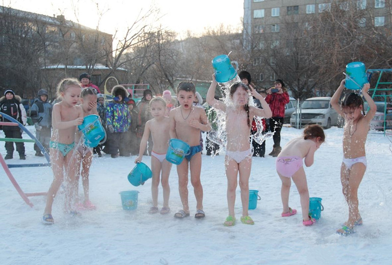 俄羅斯幼兒園冰桶挑戰(zhàn) 俄羅斯幼兒園冰桶挑戰(zhàn)